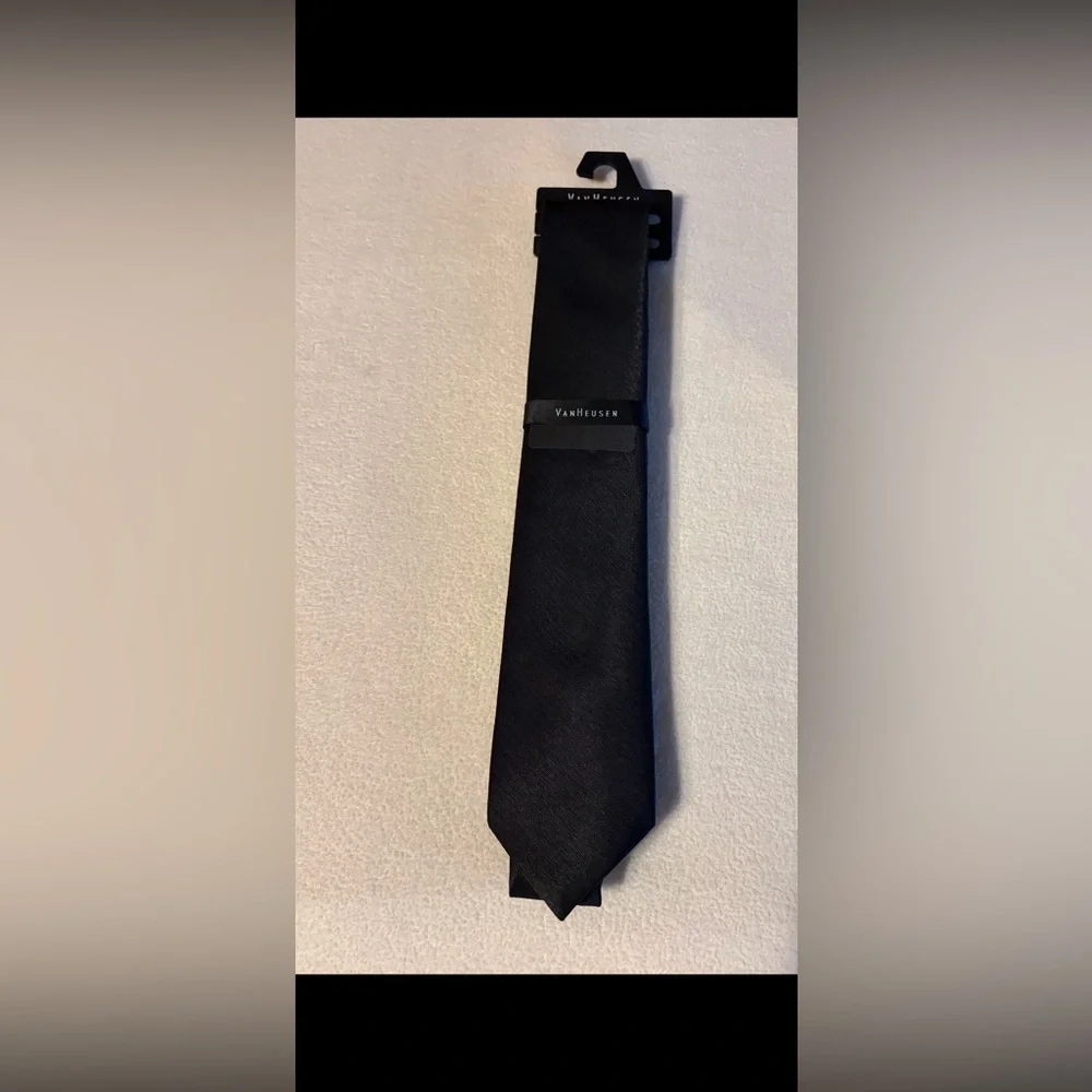 Van Heusen Classic Black Necktie with Tie Tac bar - Picture 3 of 4